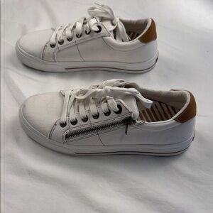 Taos Footwear Classic White Sneakers with Tan Details 7.5W